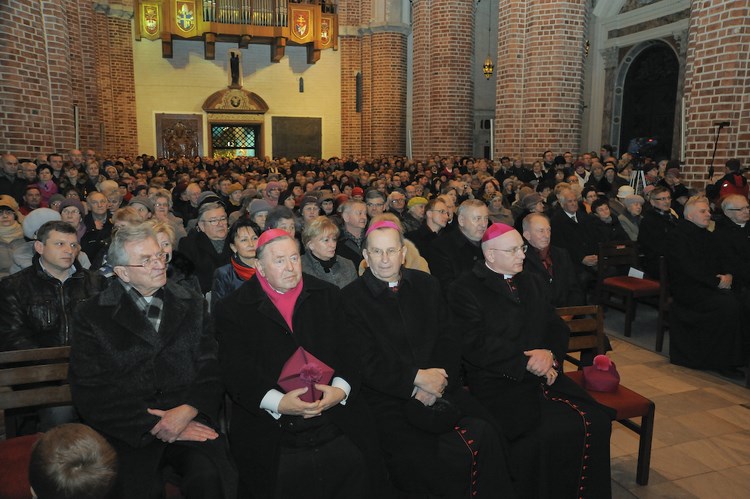 1Koncert Koled Ireny Santor z Chorem Prymasowskim Katedra Gnieznienska 2014 01 06 01